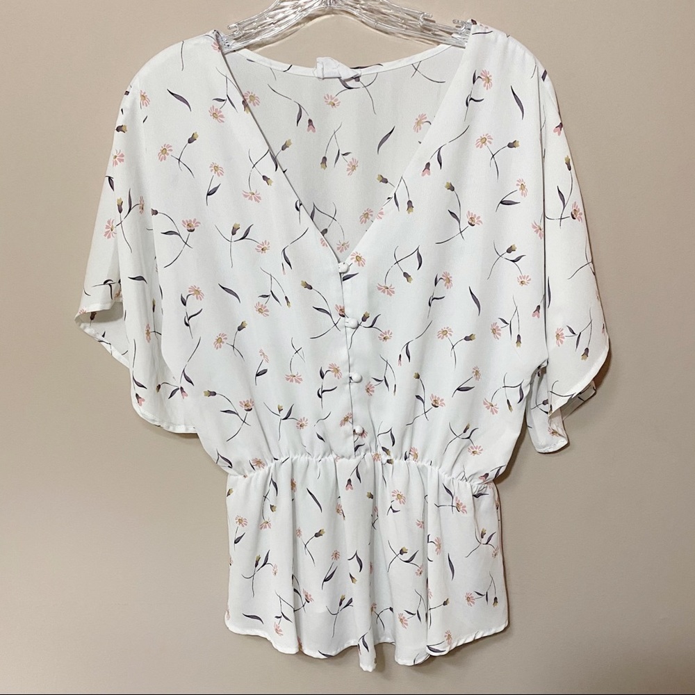 Boutique White short sleeve top with design
